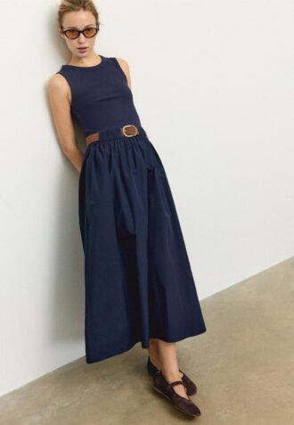 Vestido midi sem mangas em dois materiais com cinto