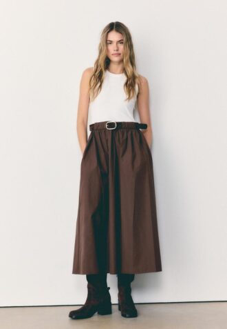 Vestido midi sem mangas em dois materiais com cinto