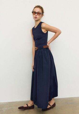 Vestido midi sem mangas em dois materiais com cinto