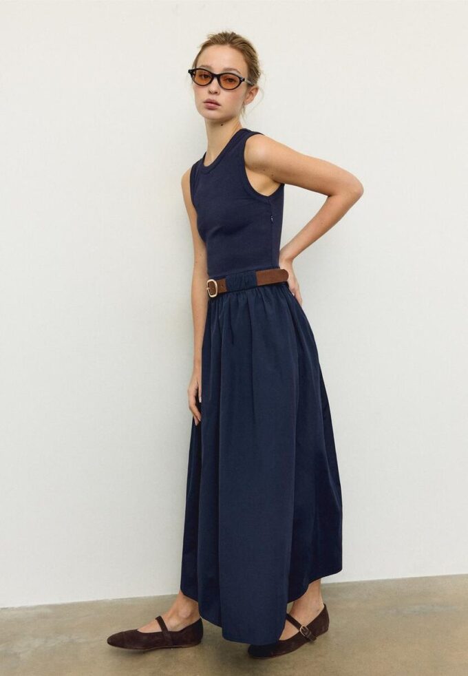 Vestido midi sem mangas em dois materiais com cinto