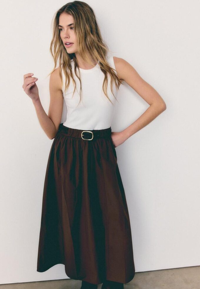 Vestido midi sem mangas em dois materiais com cinto