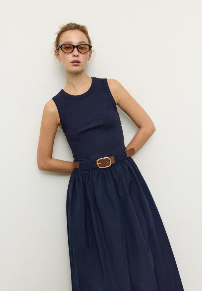 Vestido midi sem mangas em dois materiais com cinto