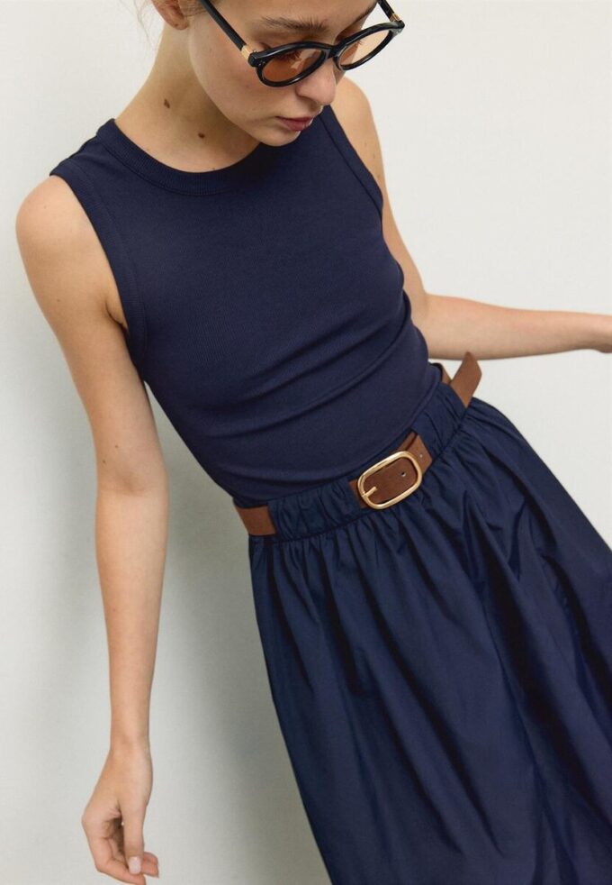 Vestido midi sem mangas em dois materiais com cinto