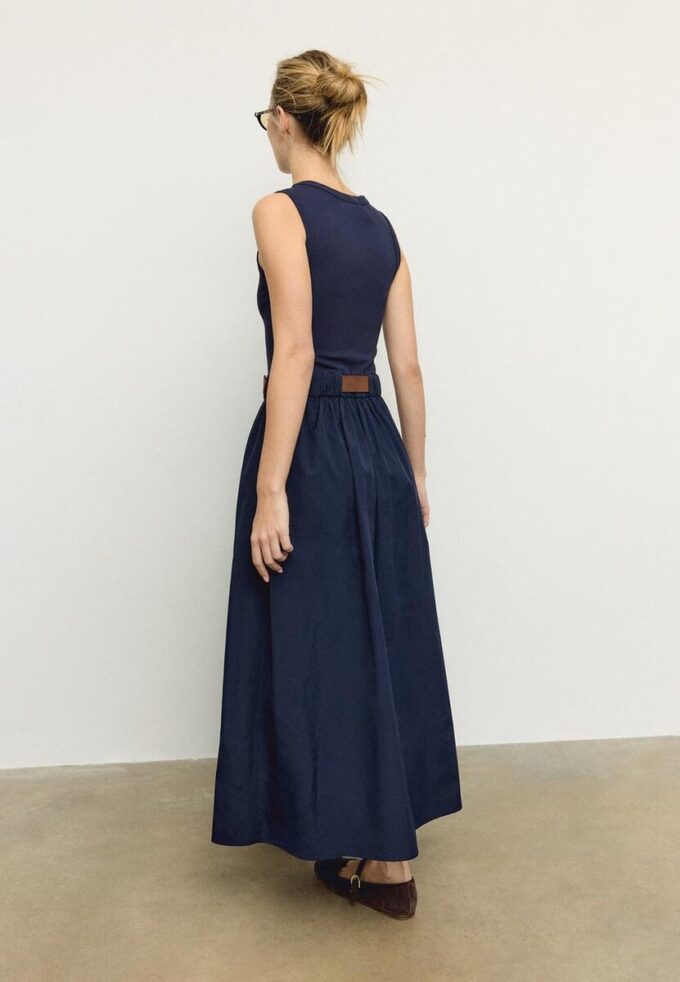 Vestido midi sem mangas em dois materiais com cinto