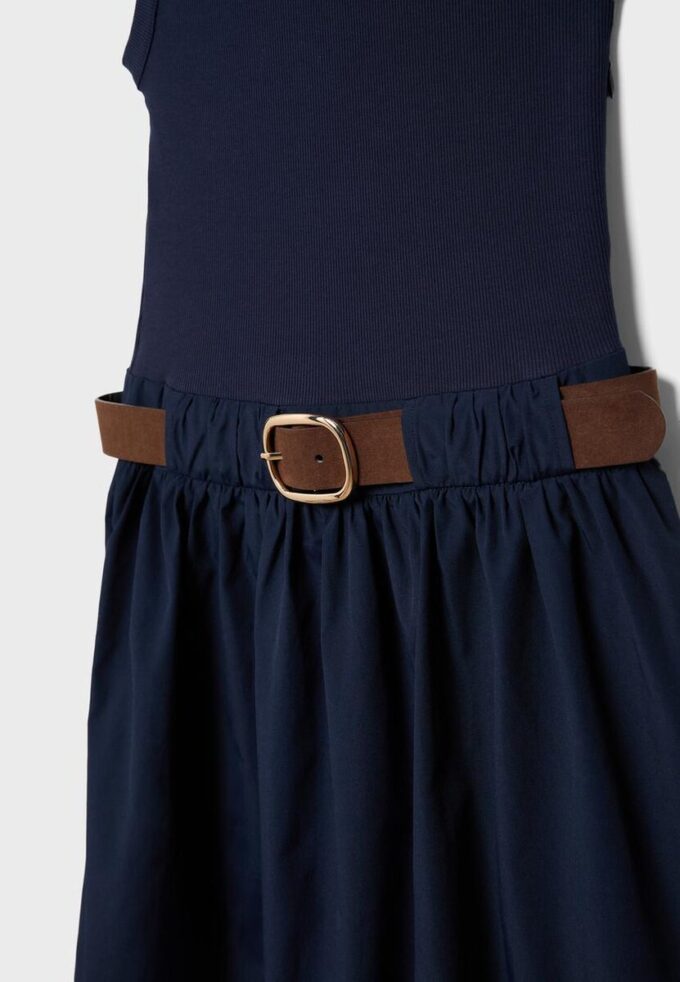 Vestido midi sem mangas em dois materiais com cinto