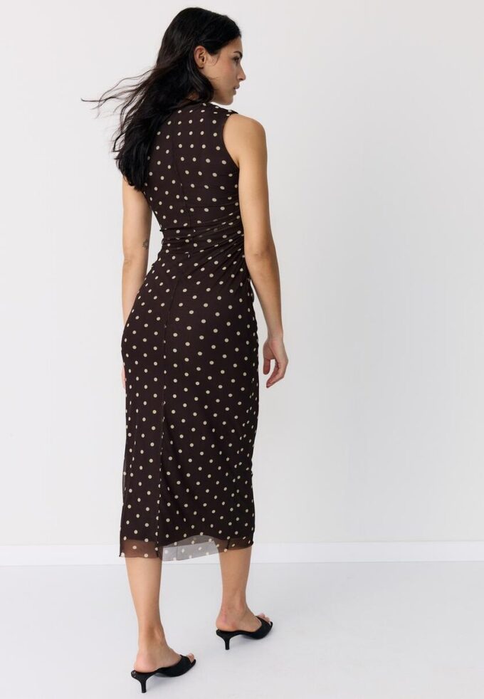 Vestido midi sem mangas em tule às bolinhas Vestido midi sem mangas em tule às bolinhas